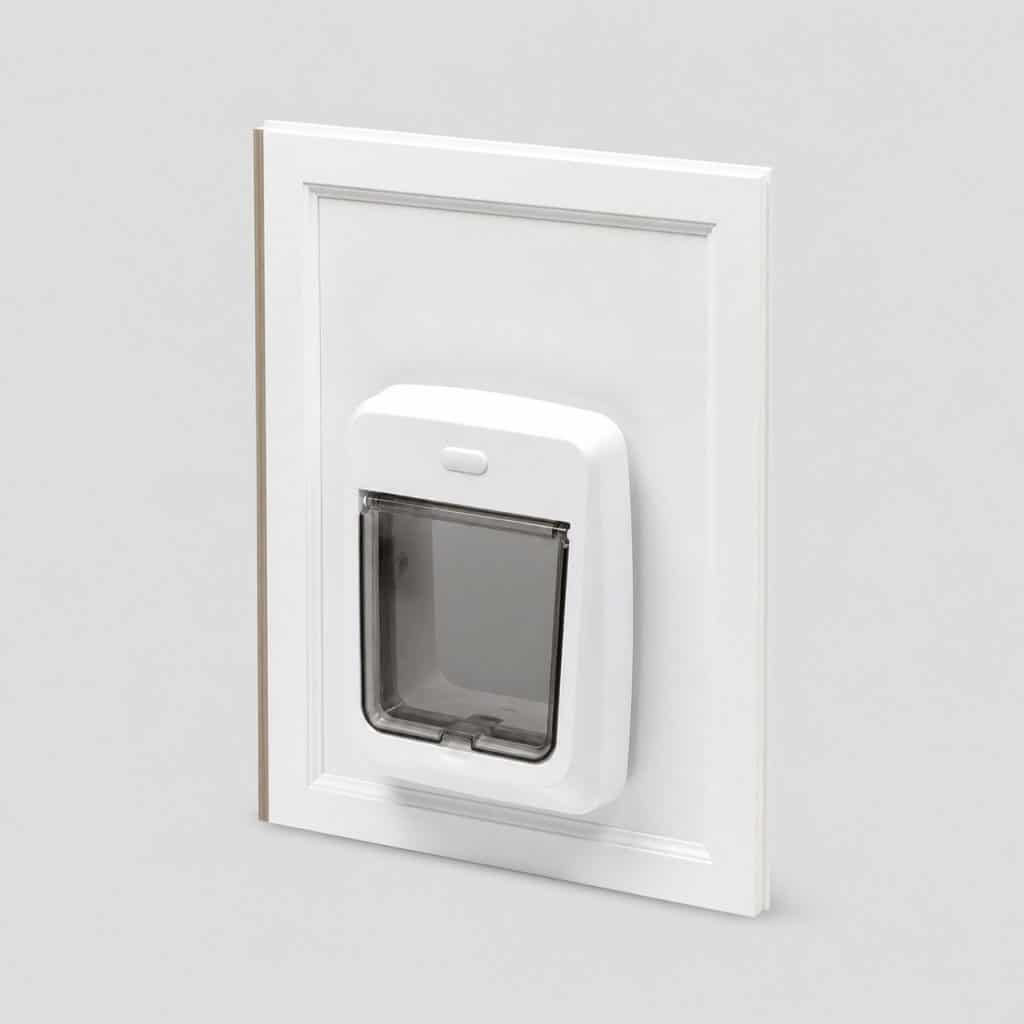 Chatière à collier magnétique installée sur une porte