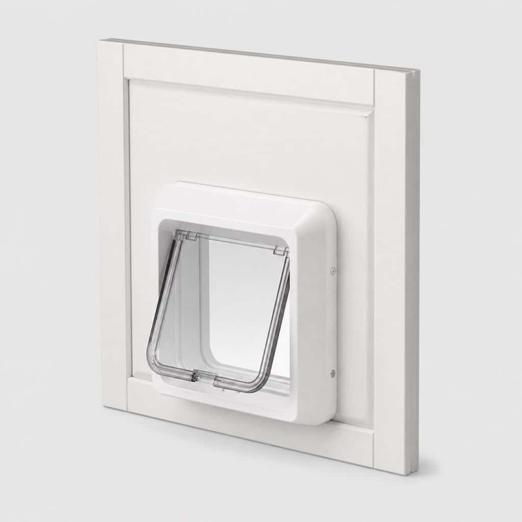Chatière à puce électronique blanche installée sur une porte