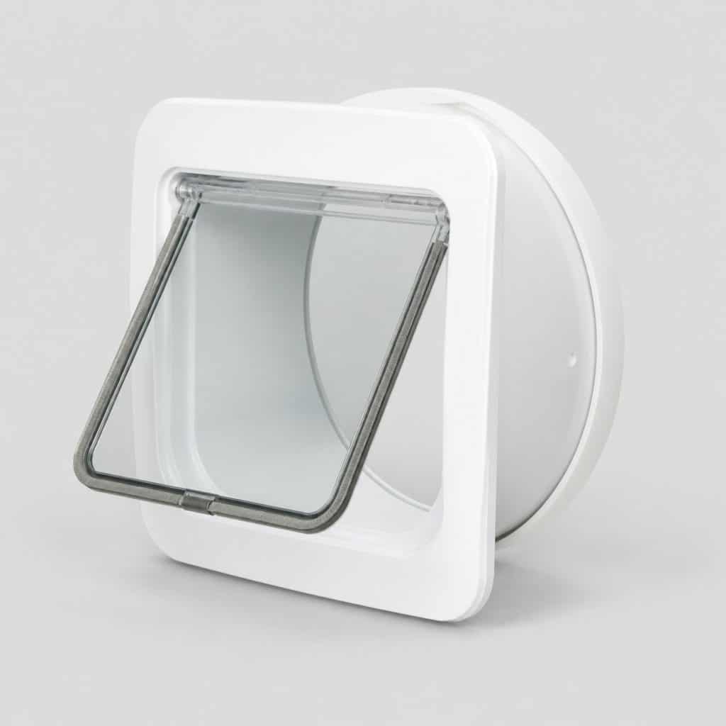 Chatière montée sur un adaptateur circulaire pour vitre