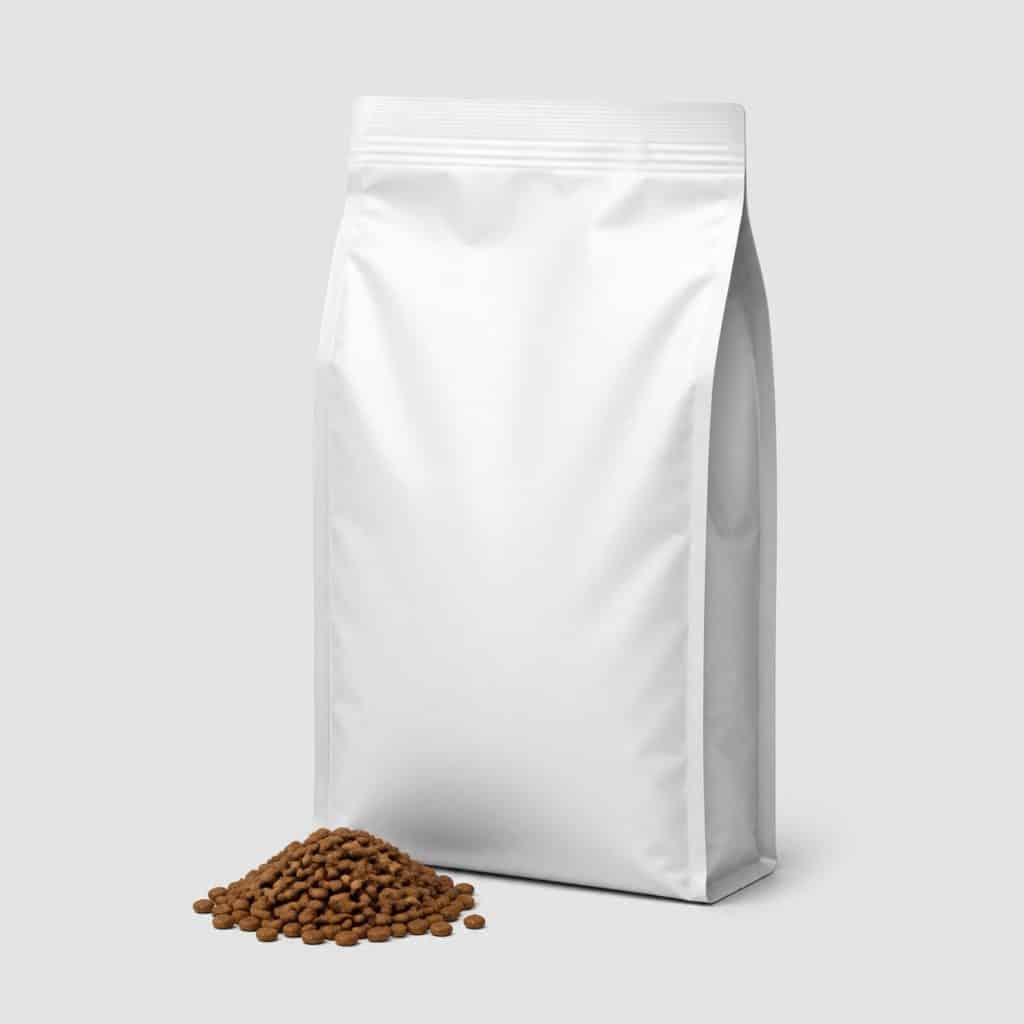 Sac de croquettes light pour chat sur fond studio