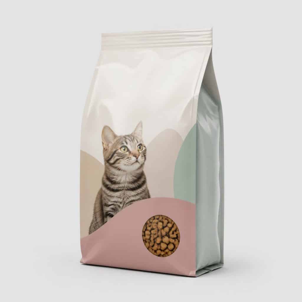 Sac de croquettes pour chat très âgé sur fond neutre