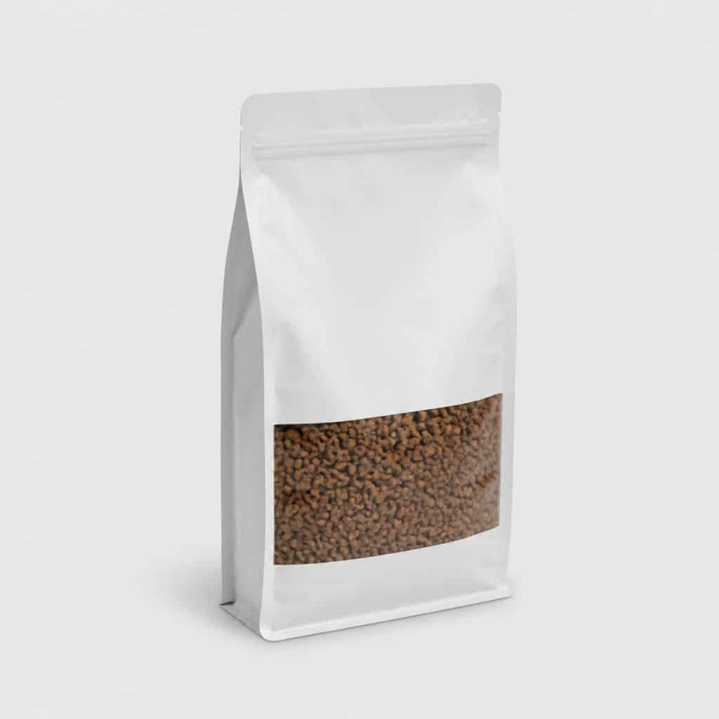 Sac de croquettes pour chaton présenté en studio