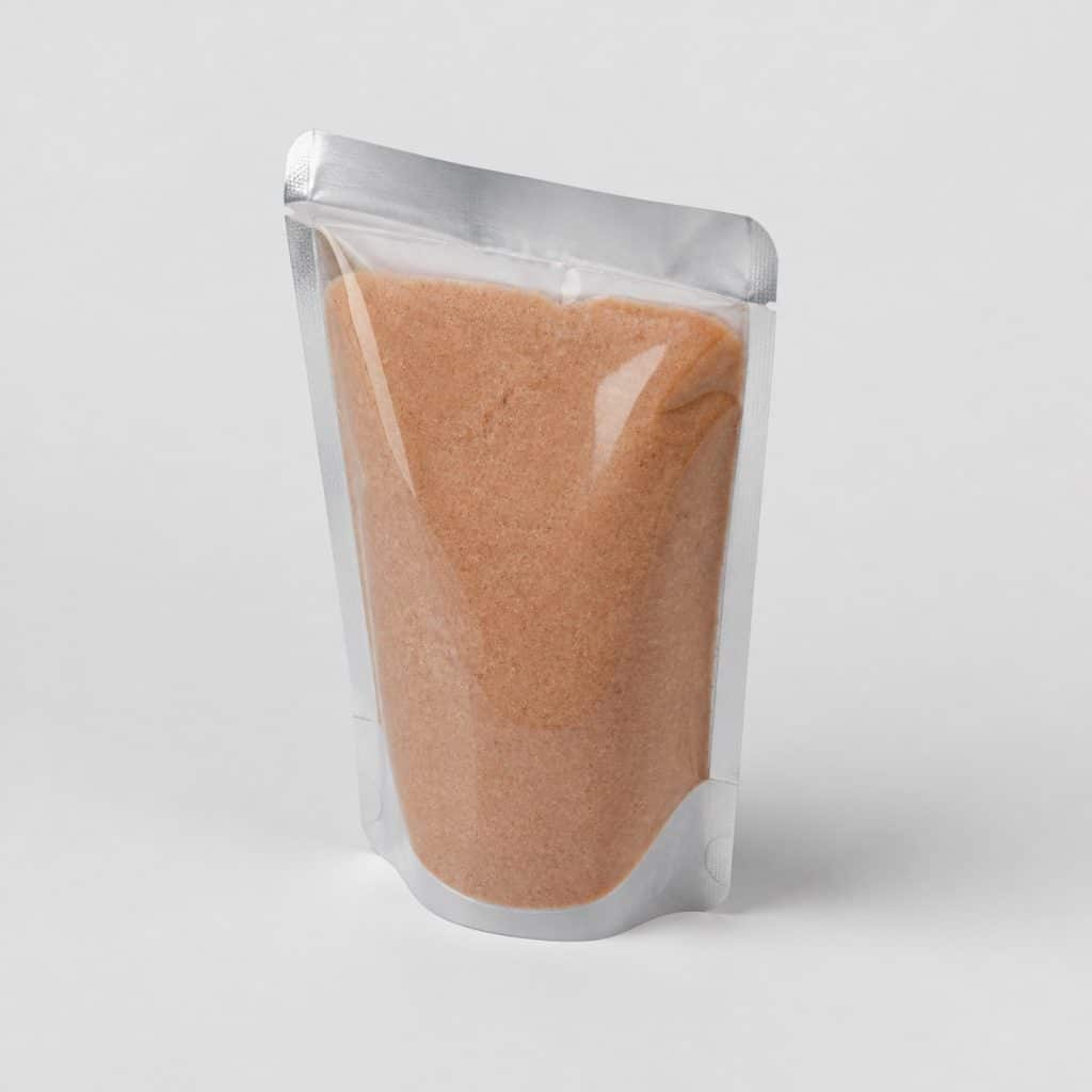 Sachet de pâtée pour chat sur fond neutre