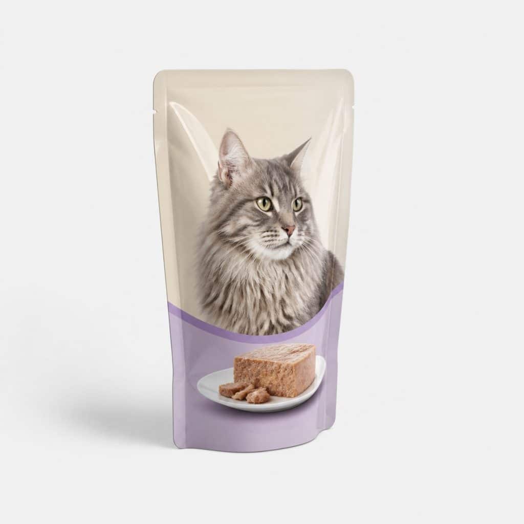 Sachet de pâtée pour chat senior sur fond neutre