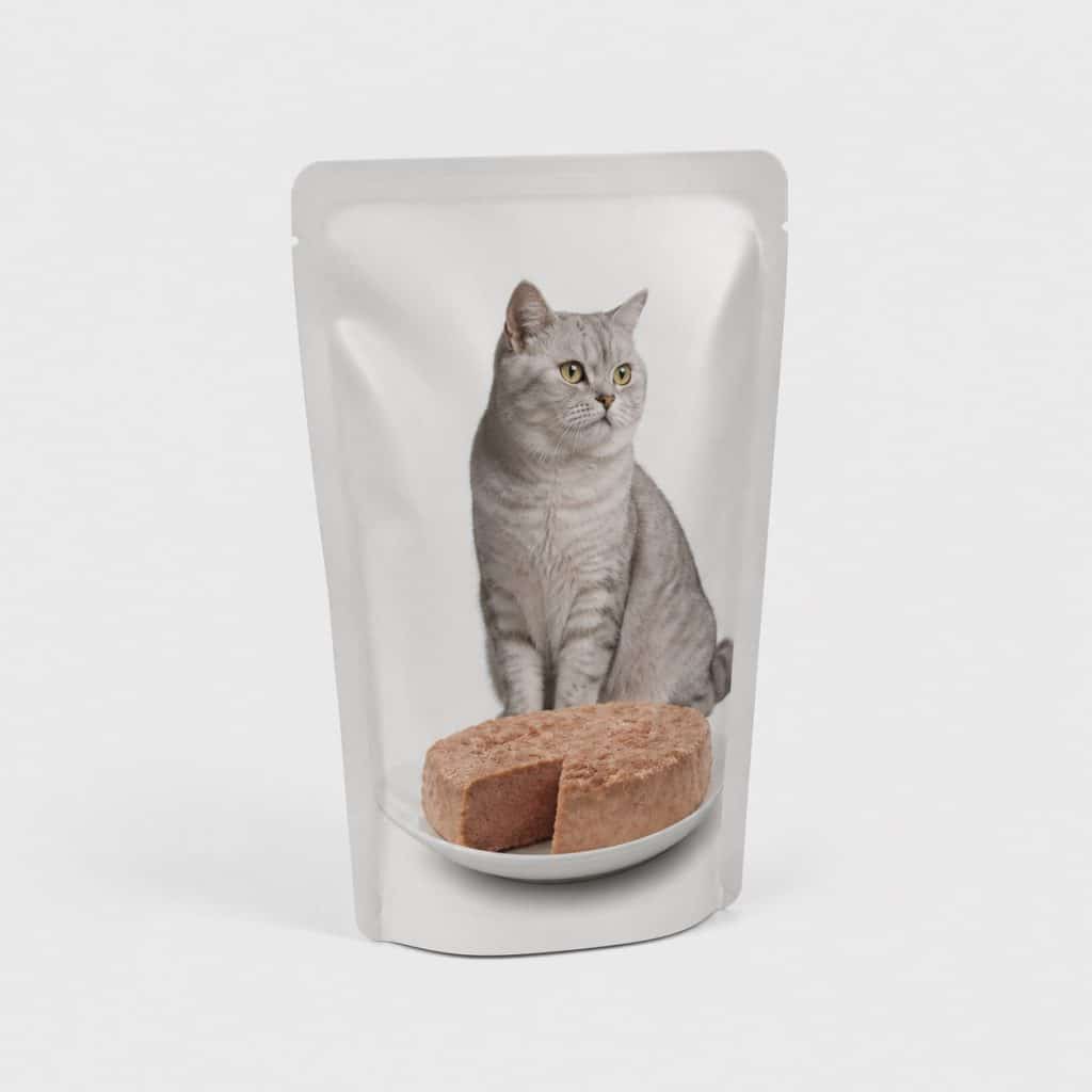 Sachet de pâtée pour chat stérilisé sur fond neutre