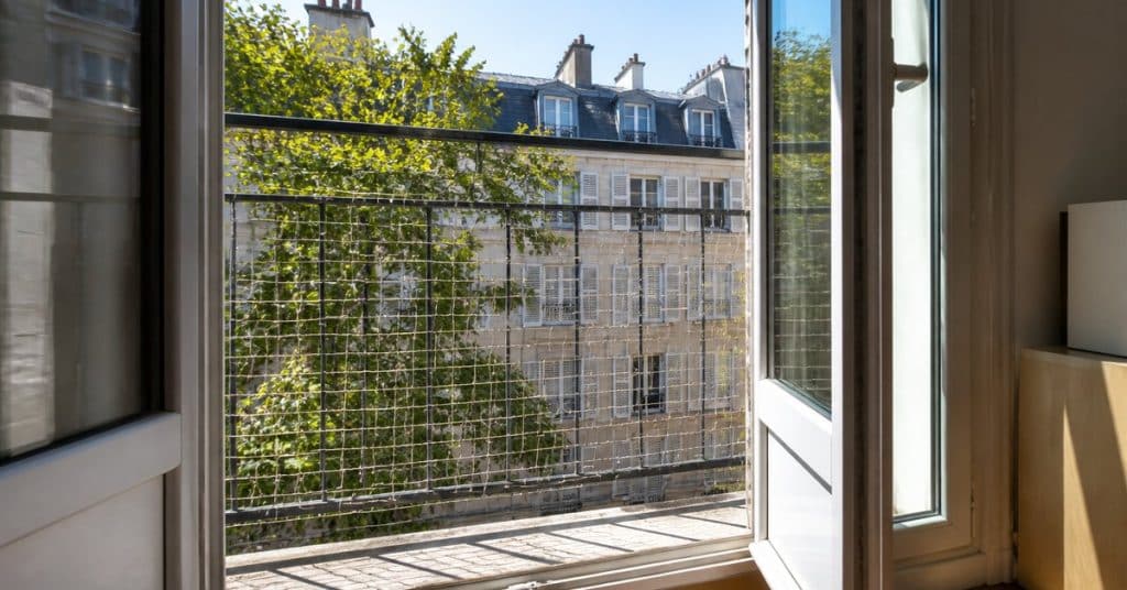 Sécuriser un balcon ou une fenêtre pour son chat : les bons réflexes