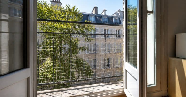 Sécuriser un balcon ou une fenêtre pour son chat : les bons réflexes
