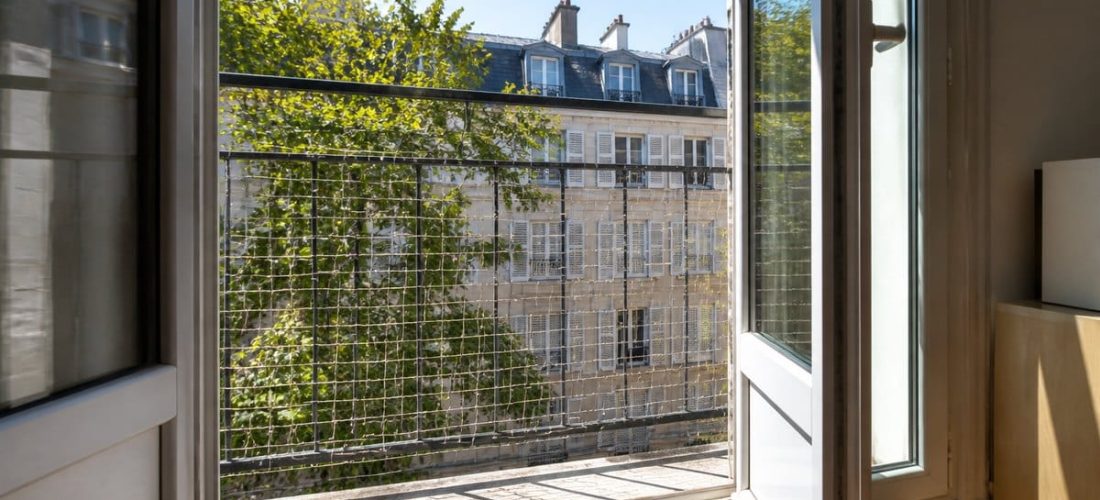 Sécuriser un balcon ou une fenêtre pour son chat : les bons réflexes